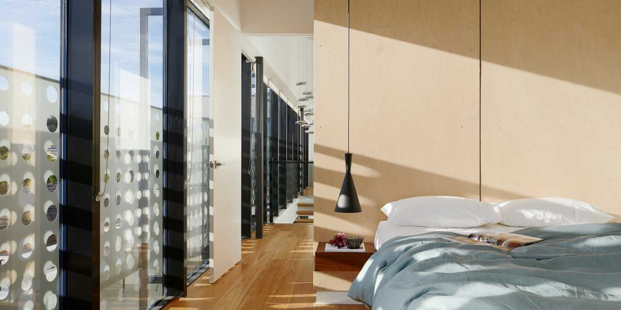 Päivänvalo siivilöityy makuuhuoneeseen.