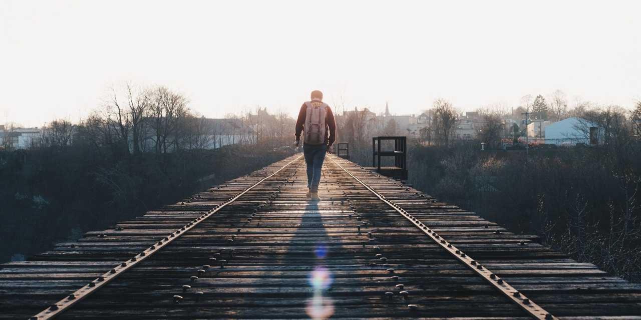 Mand, der går på togskinner