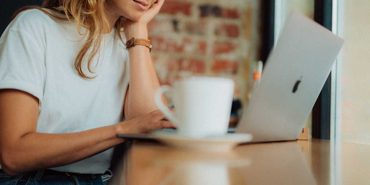 Nainen tilaa elaa-todistuksen 