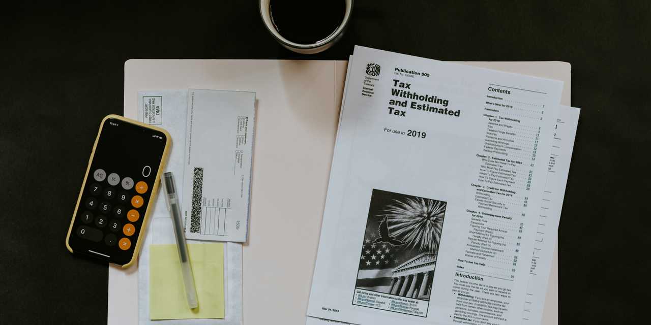 Deklarationspapper, miniräknare och kaffekopp