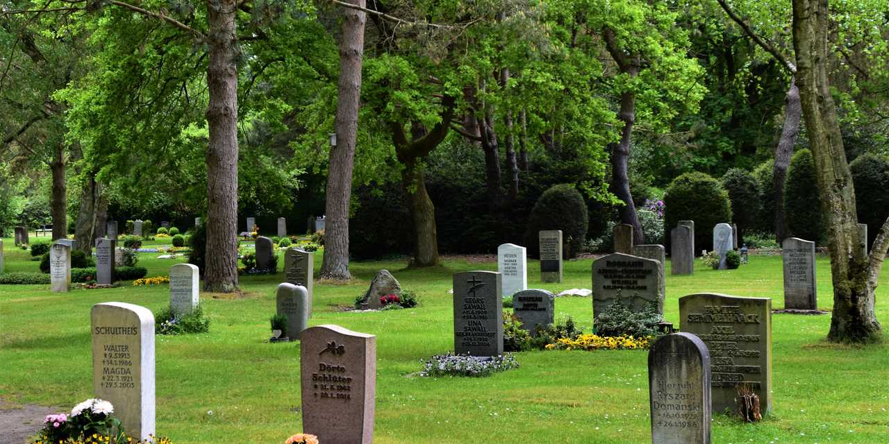 Hautakiviä riveissä hautausmaalla