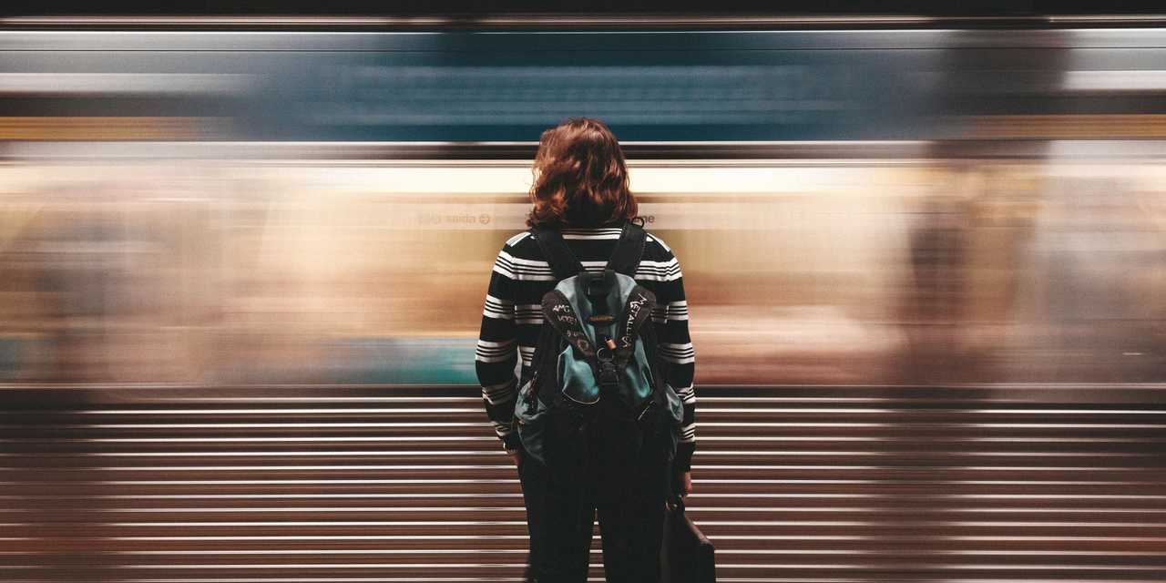 Tjeje väntar på tåget