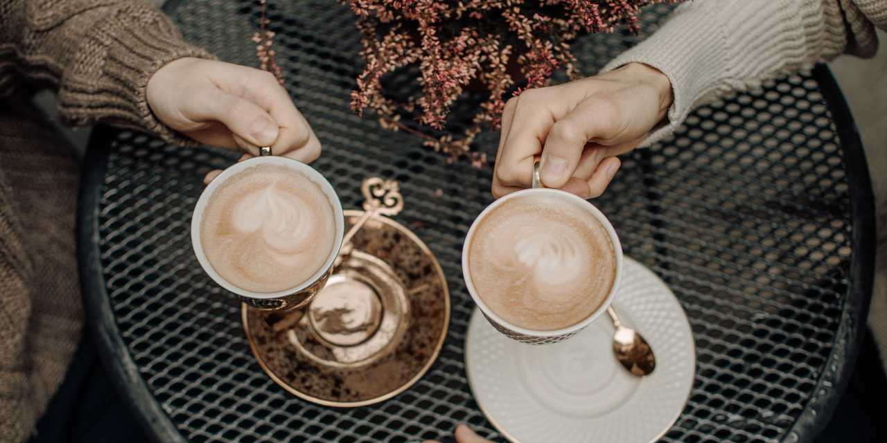 Kaksi henkilöä juomassa kahvia