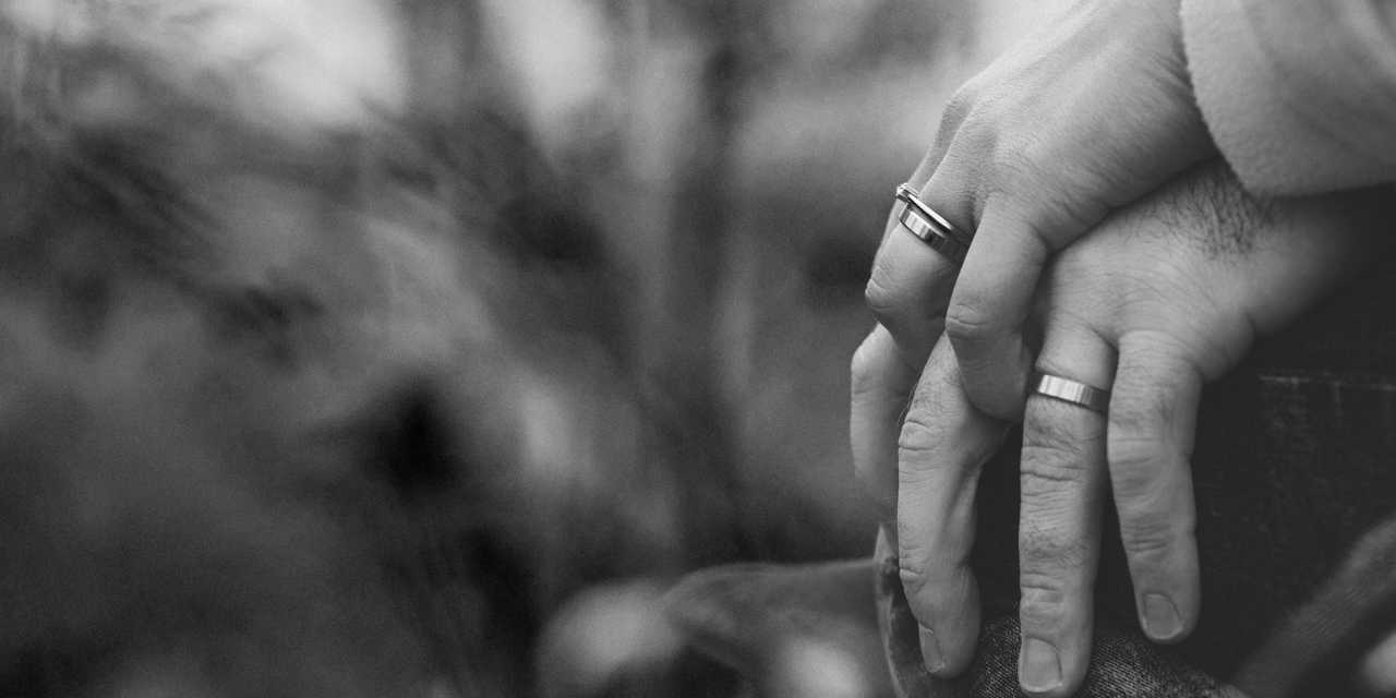 Avioparin kädet hellästi päällekkäin