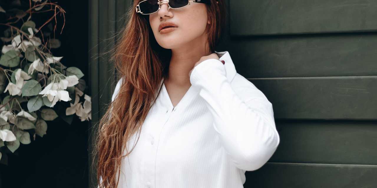 En kvinde i en hvid skjorte.