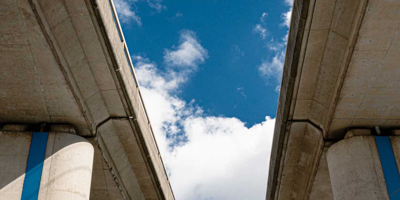 Broar som går åt olika riktning