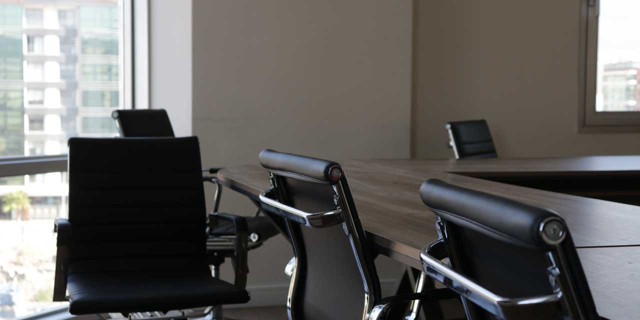 Tyhjä toimistohuone ja neljä