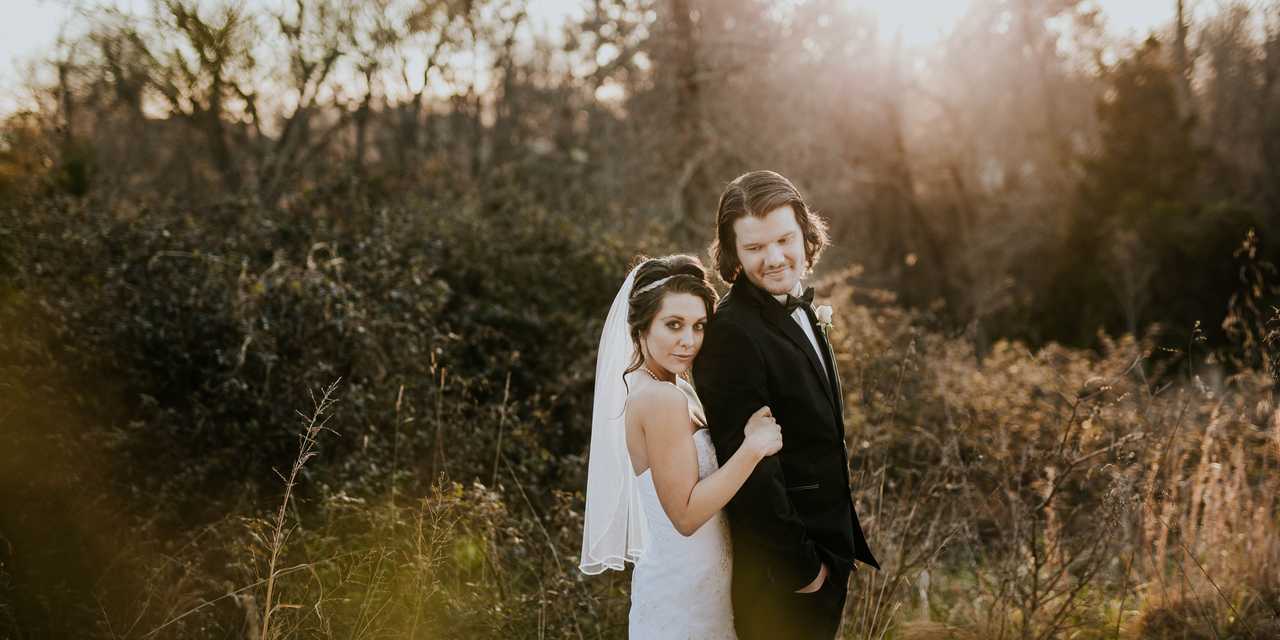 Hääpari kävelee aukealla