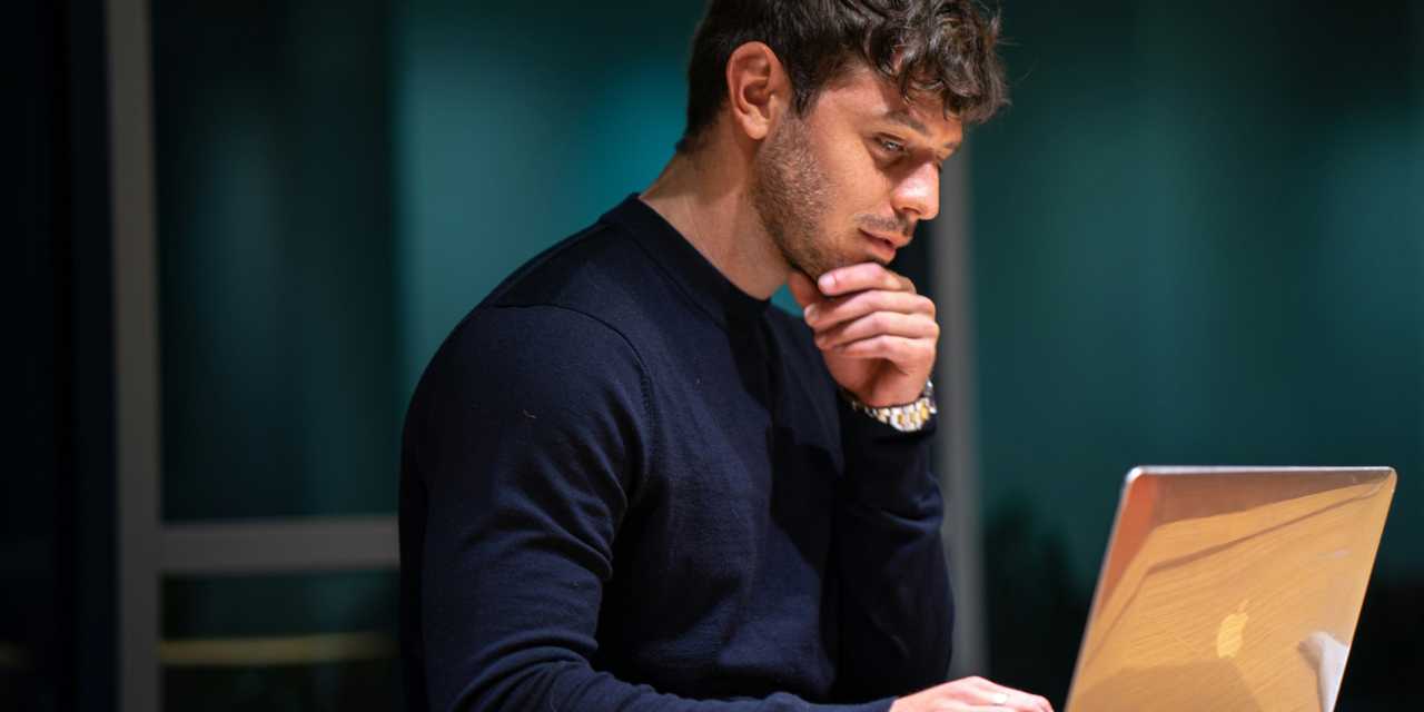 Henkilö käyttämässä tietokonetta. 