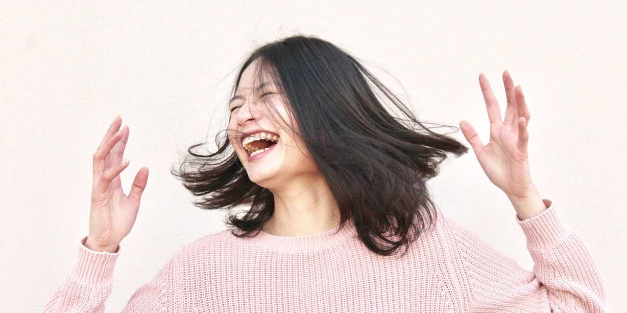 Kvinna som skrattar