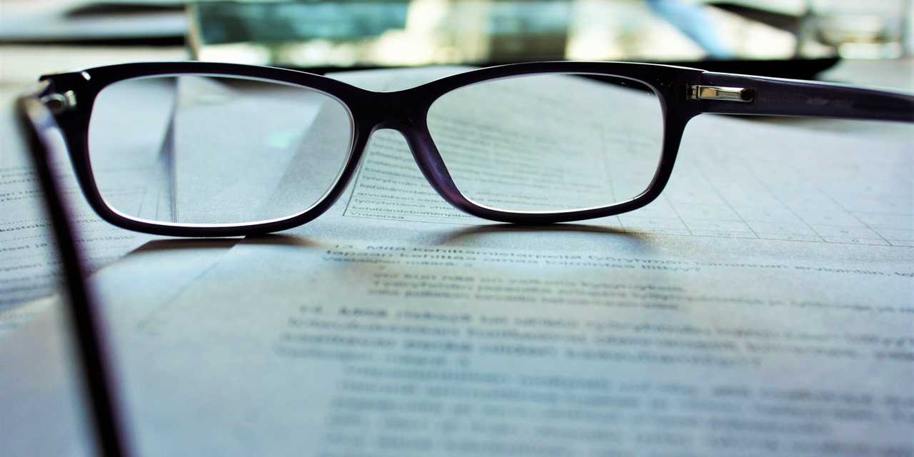 Silmälasit sopimuksen päällä