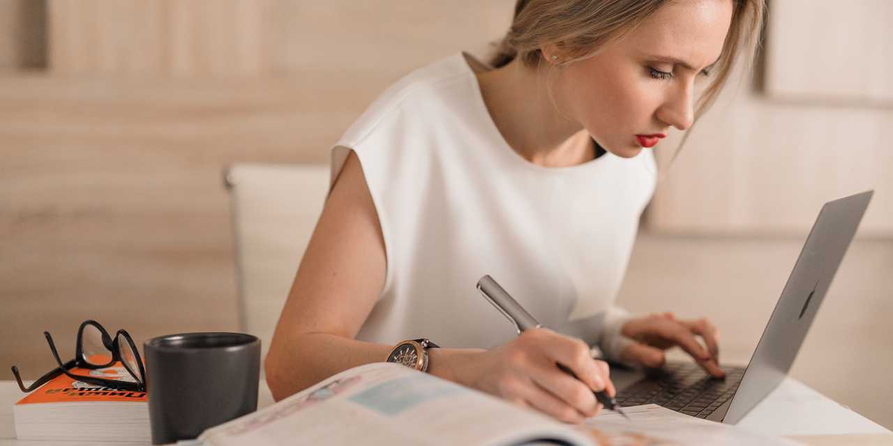 Nainen tekee ositusta