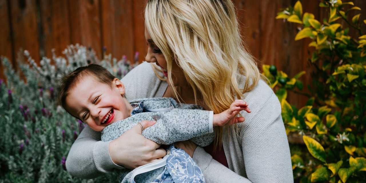 Ensamstående mamma håller om sin son