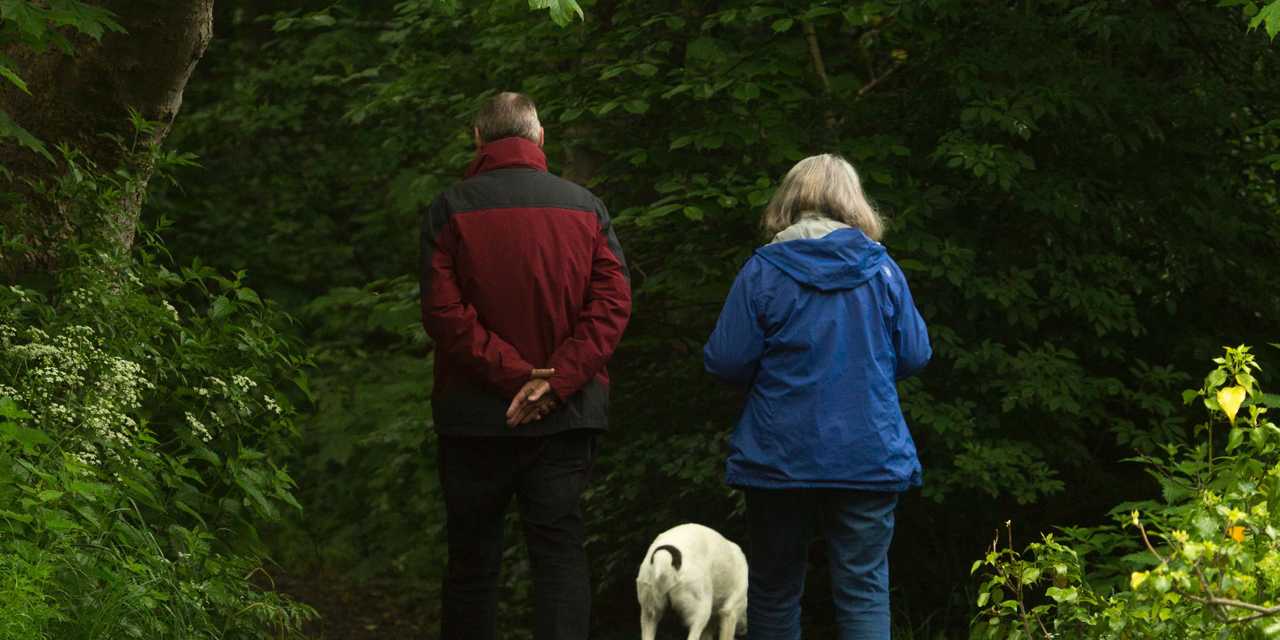 To personer og en hund.