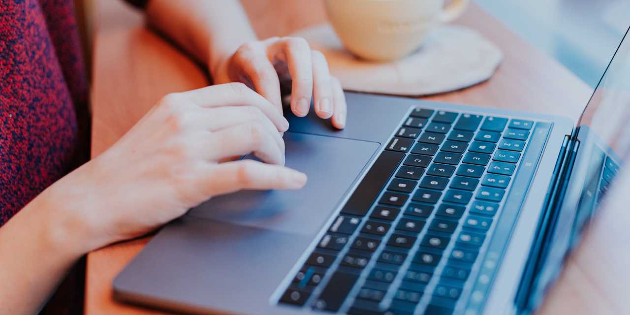 Nainen kirjoittaa tietokoneella