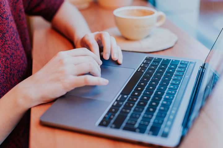 Nainen kirjoittaa tietokoneella