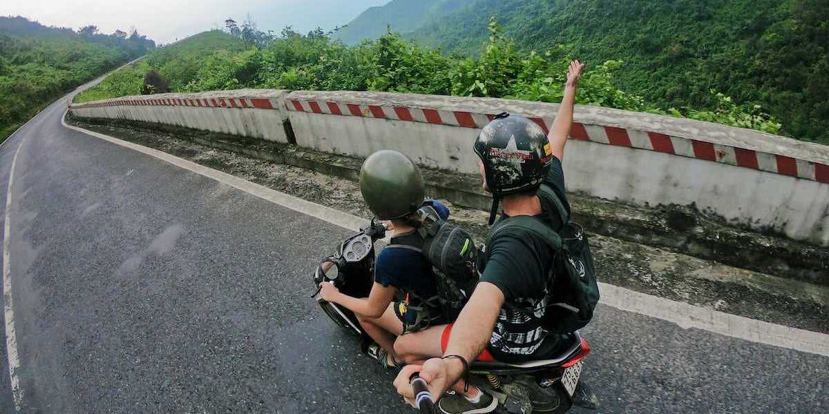 Pariskunta skootterilla Aasiassa