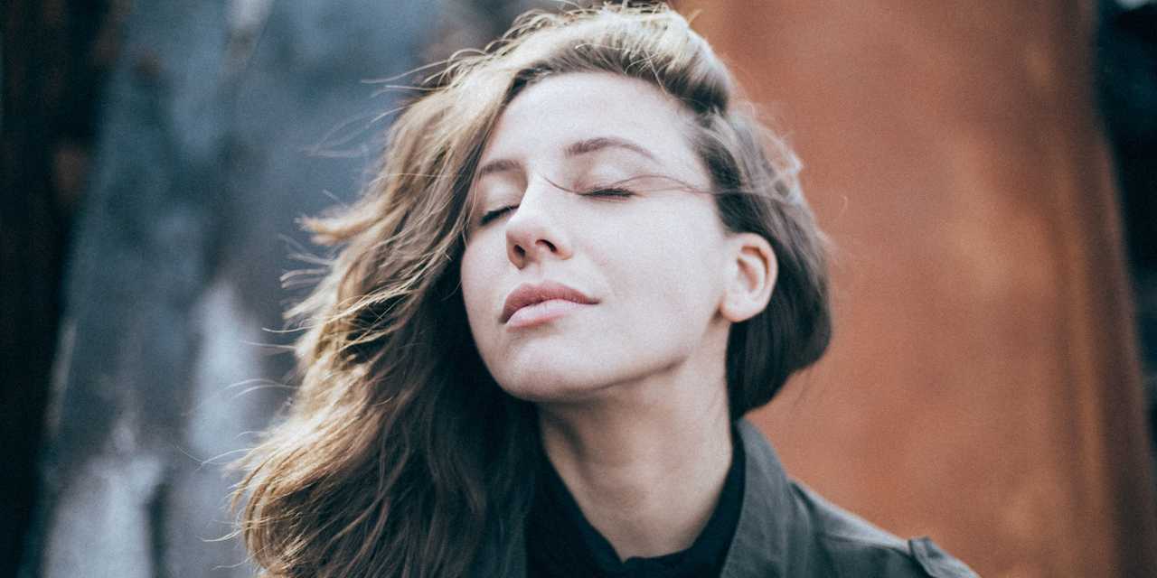 Nainen unelmoi silmät kiinni