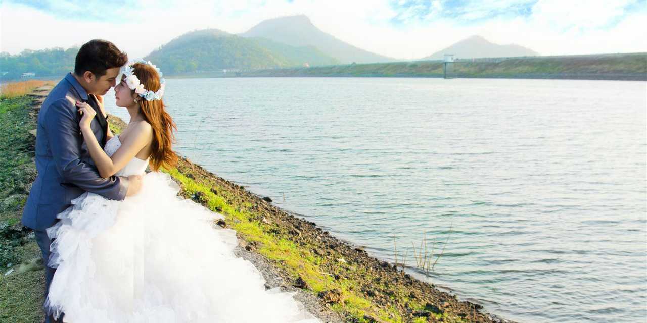 Ægtepar på stranden.