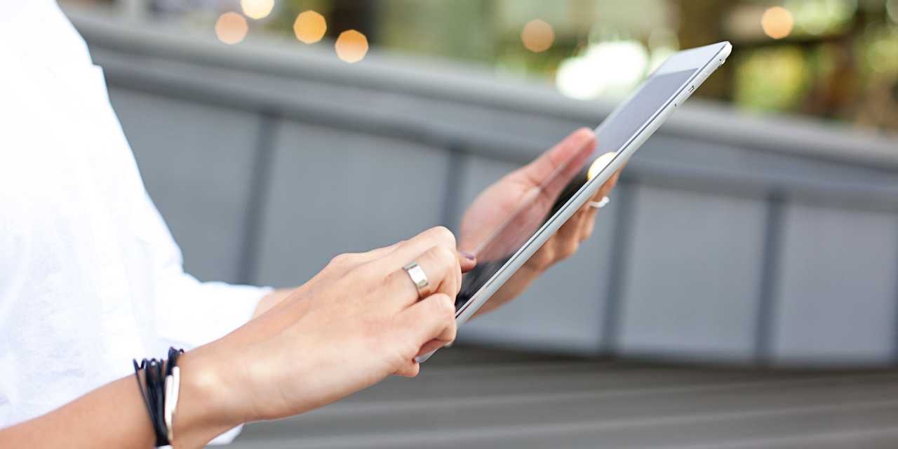 Henkilö käyttää tablettia