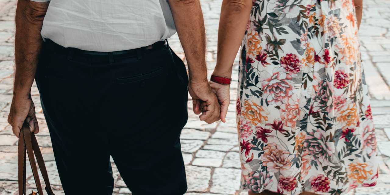 Äldre par hand i hand