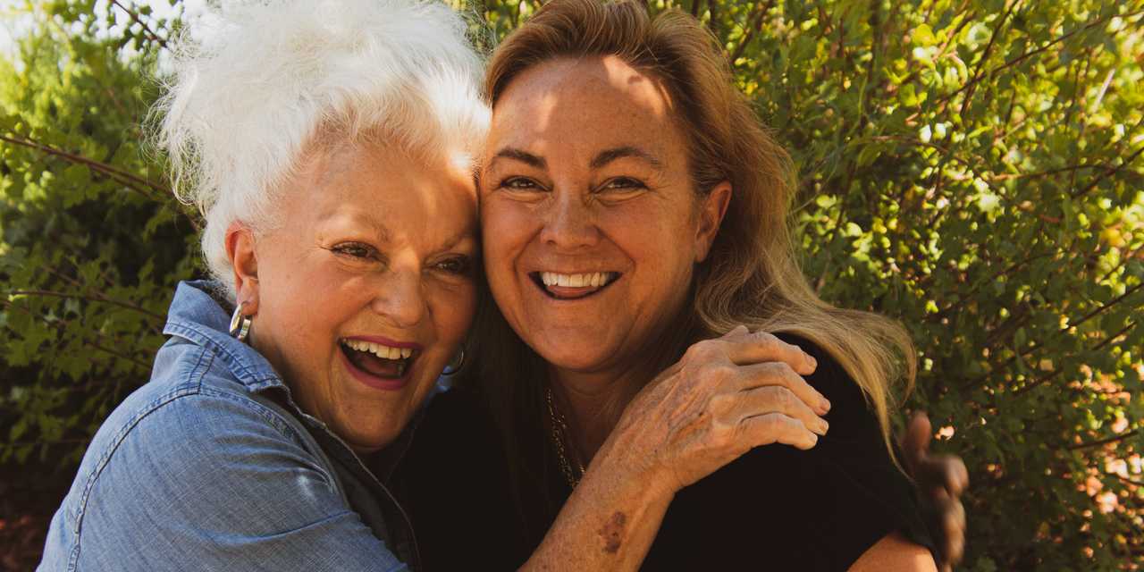 Kaksi naista halaavat toisiaan