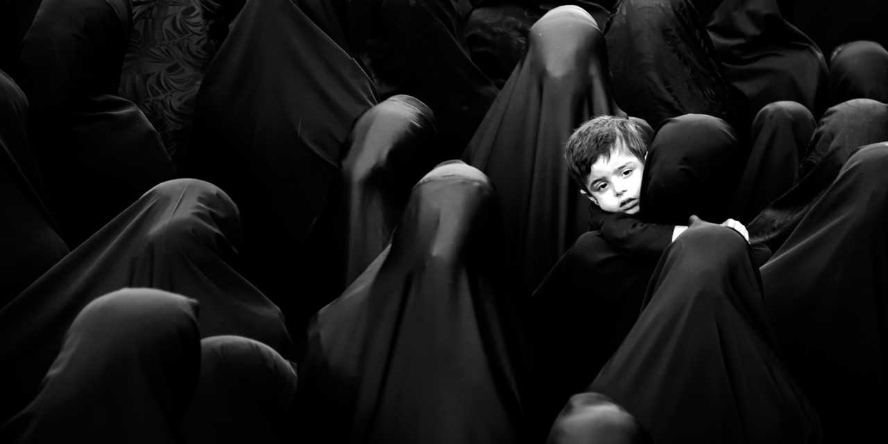 Samling med kvinnor och ett barn på en begravning 