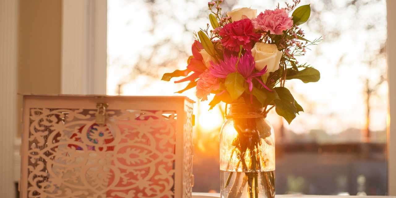 En bukett blommor i solljus