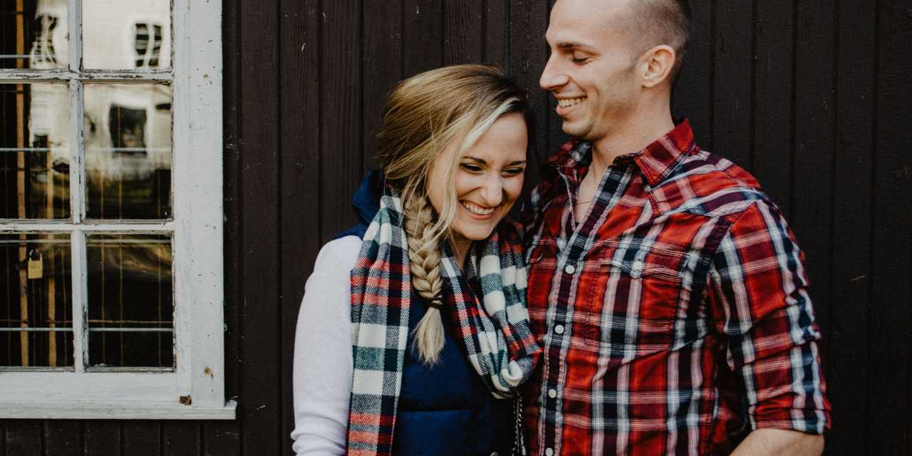Par som står utanför ett hus