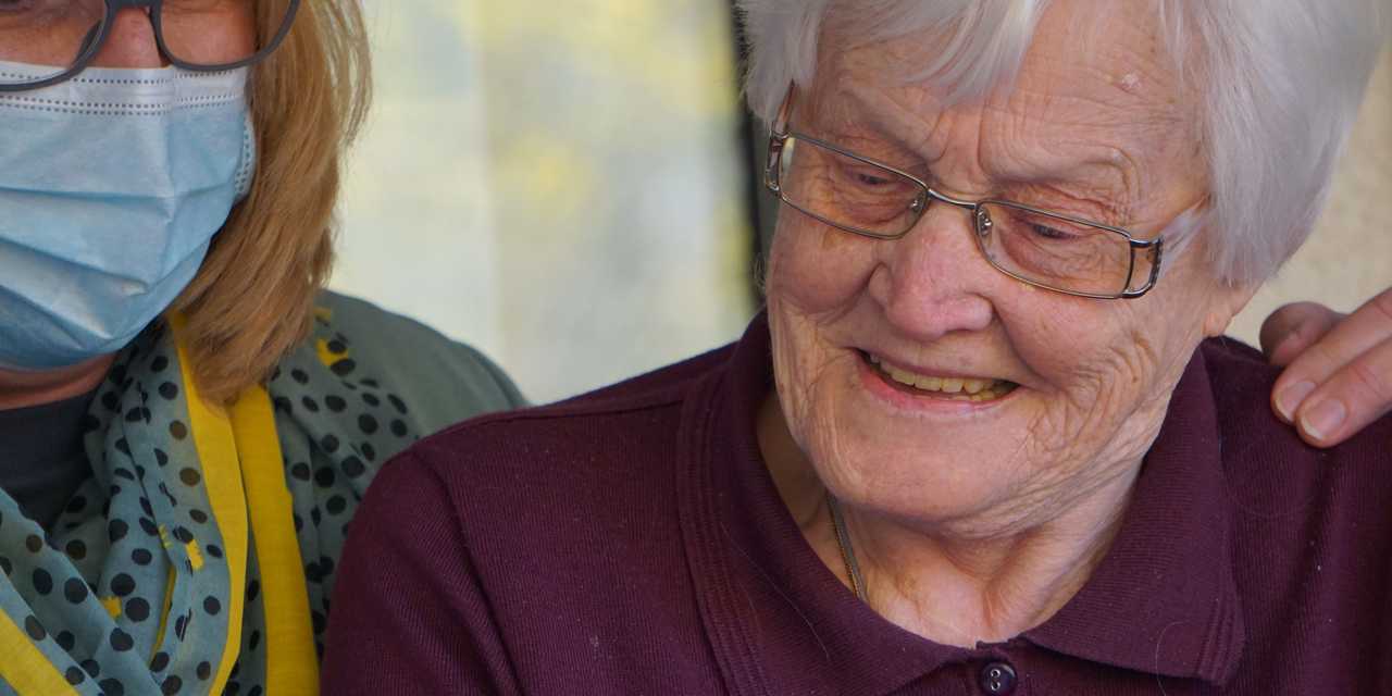 Eläkeläinen ja hoitaja