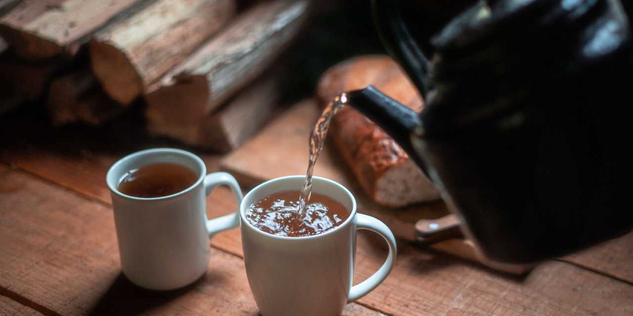 En tekande og to krus