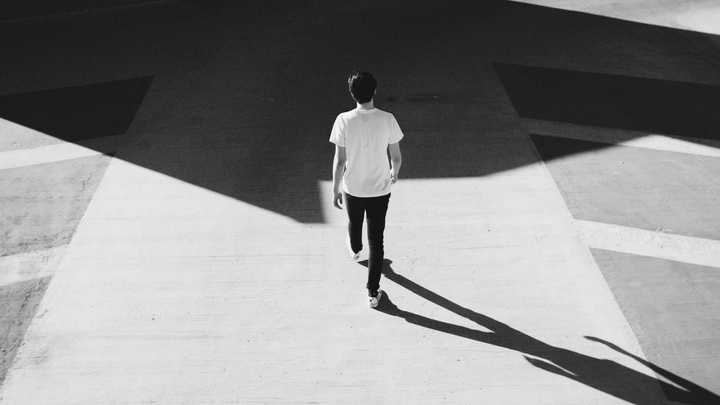 Henkilö kävelee kadulla yksin.