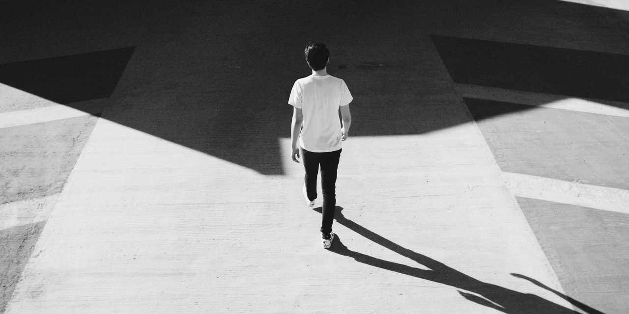 Henkilö kävelee kadulla yksin.