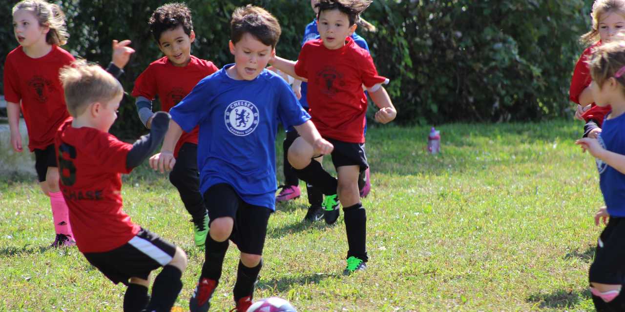 Barn som spelar fotboll