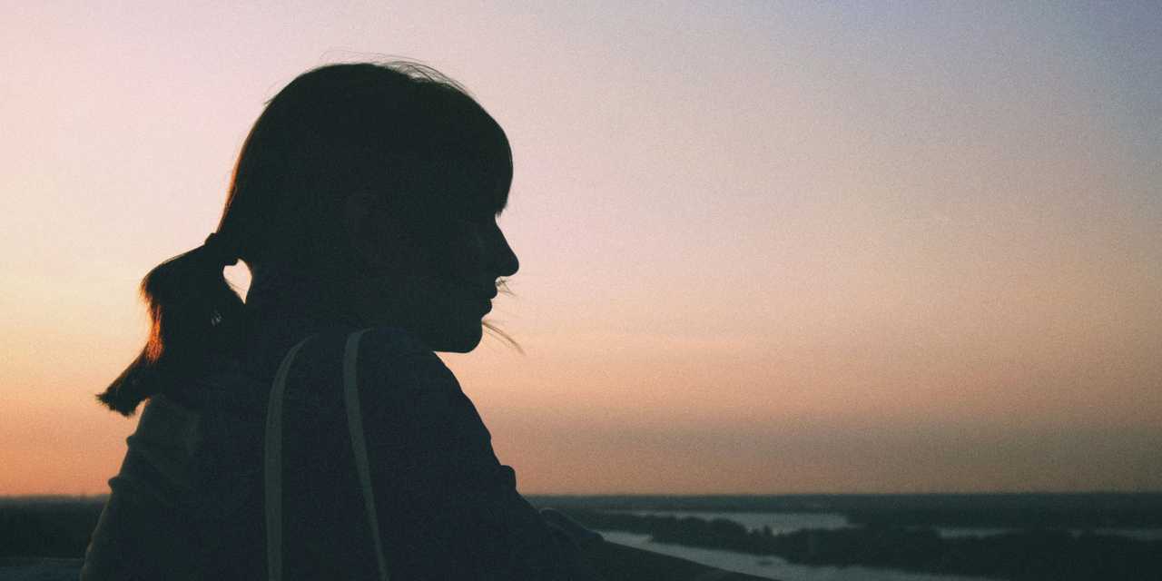 Kvinde der kigger ud over vandet