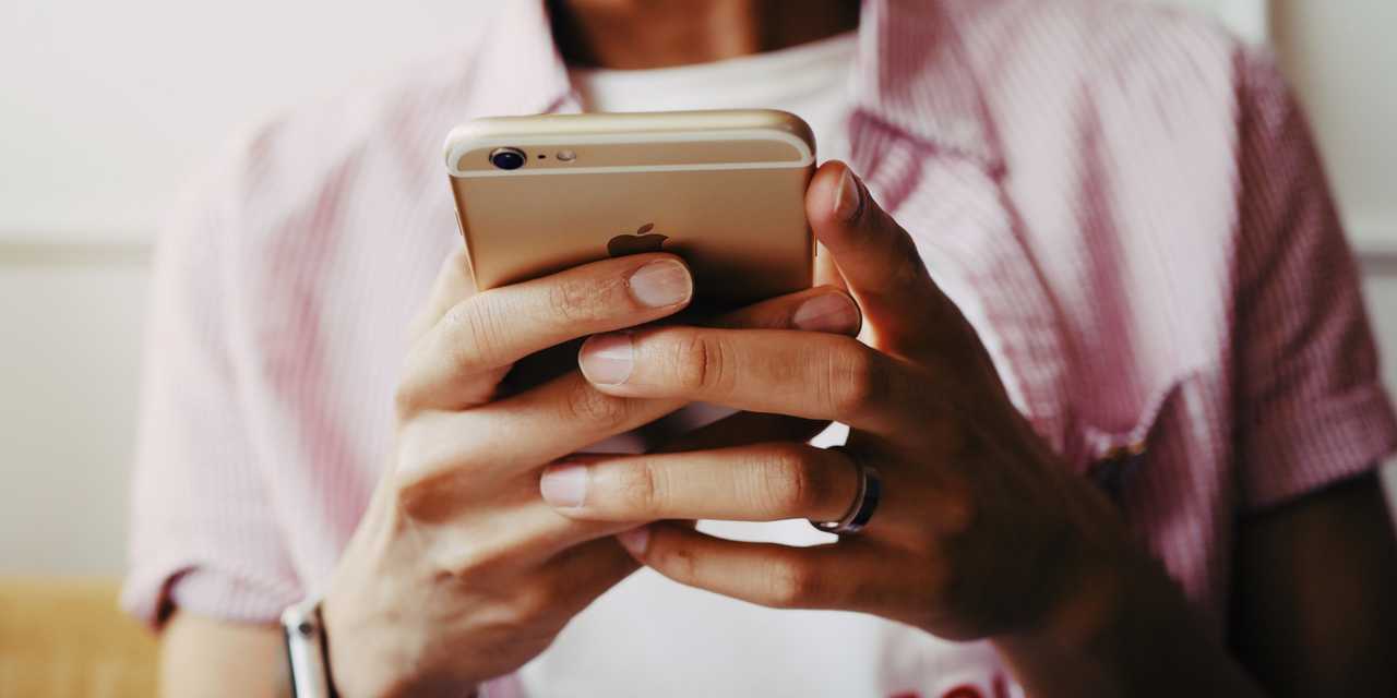 Man som tittar på sin mobil