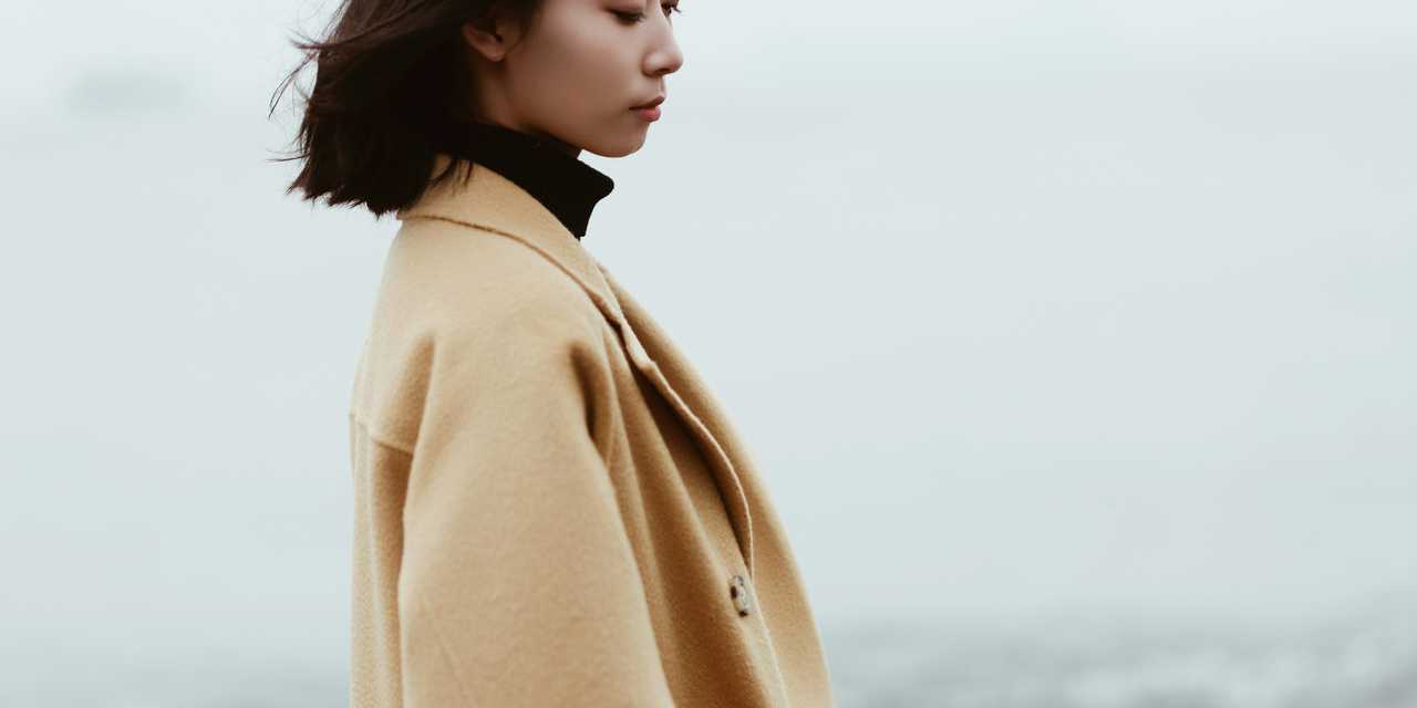 En person i en let frakke.