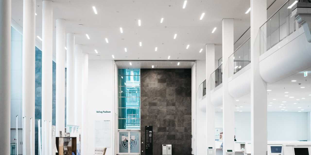 Viraston korkea ja avara eteishalli