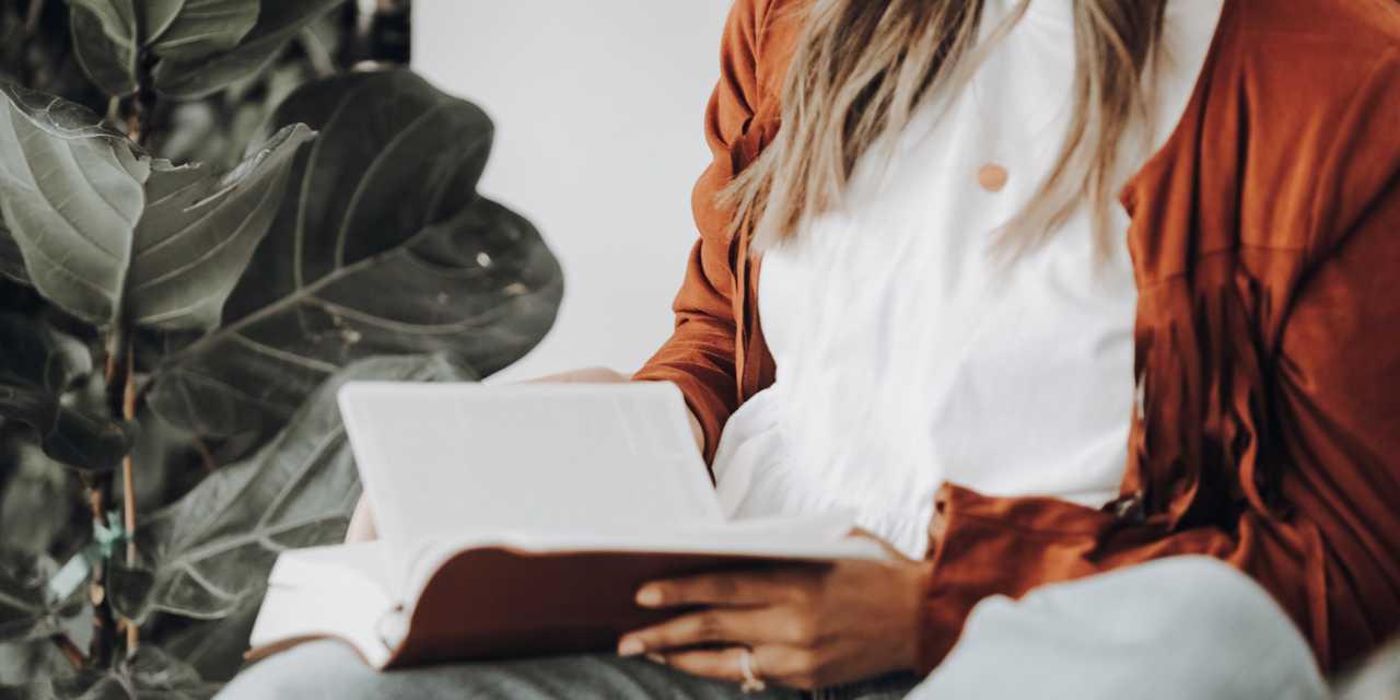 Kvinna som bläddrar i en tjock bok