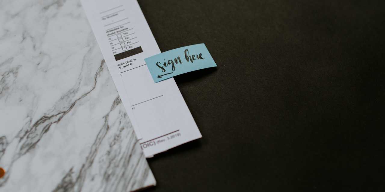 Virallisia papereita ja kohta allekirjoitusta varten