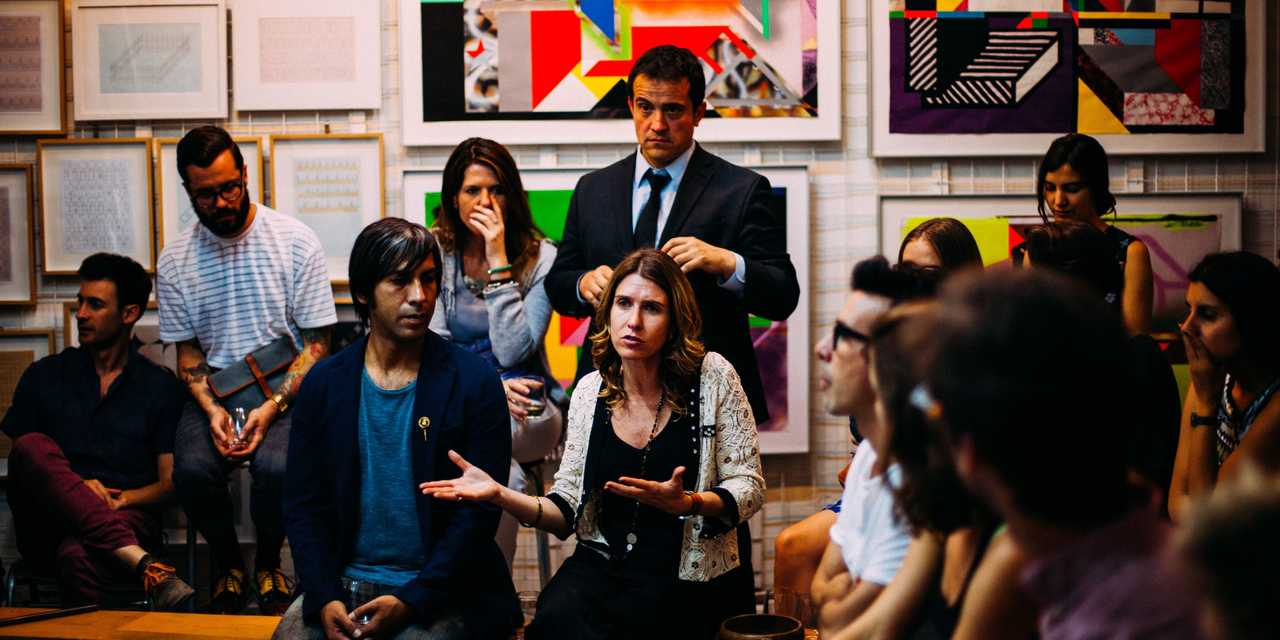 Ihmiset kerääntyneet yhteen