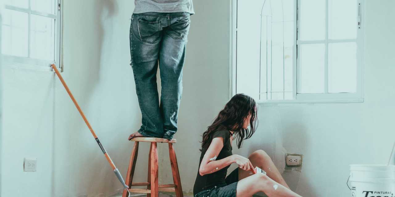 Folk, der renoverer et hus