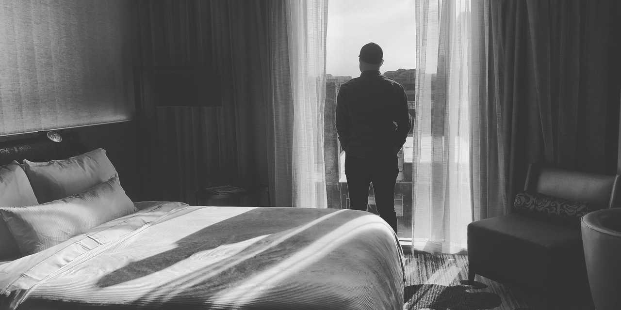 Mies yksin huoneessa