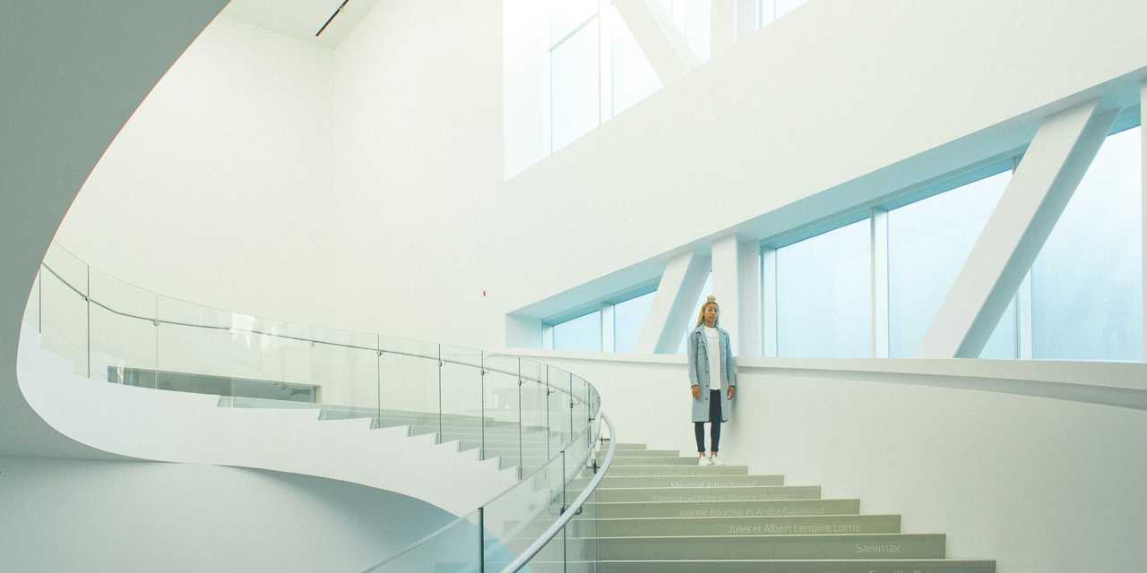 En person står på trappen.