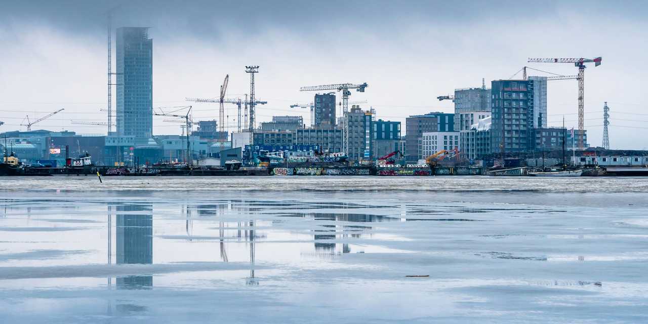 Rakenteilla oleva Kalasatama horisontissa.