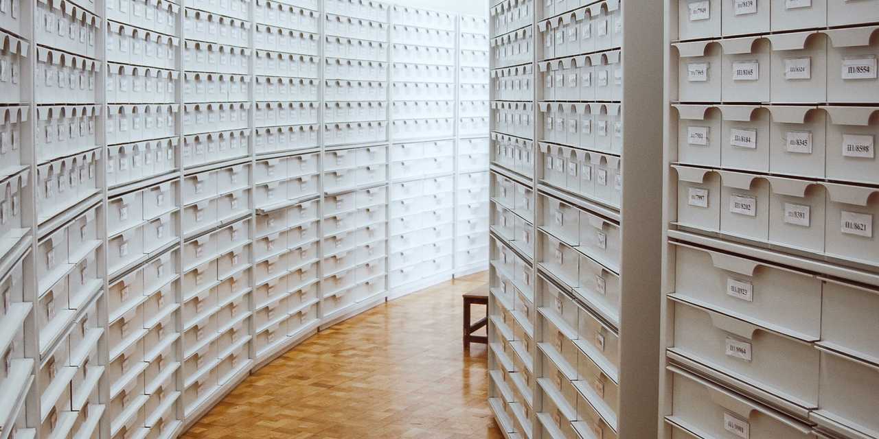 Arkisto, jossa tallelokeroita.