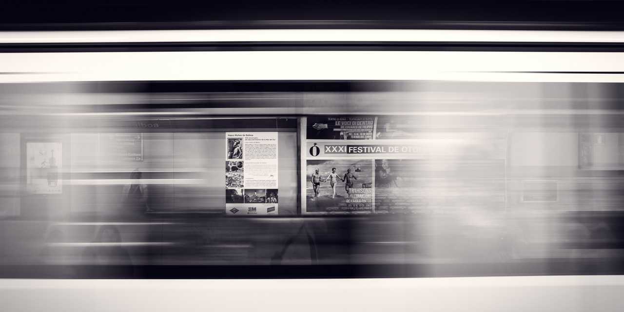 Tåg som passerar snabbt