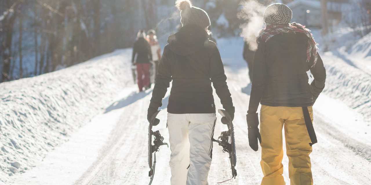 Pariskunta laskettelemassa