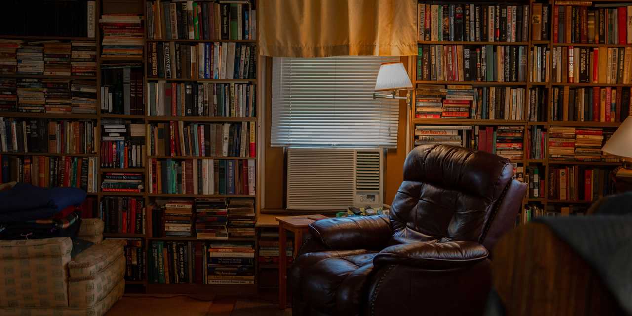 Kirjahylly ja nojatuoli