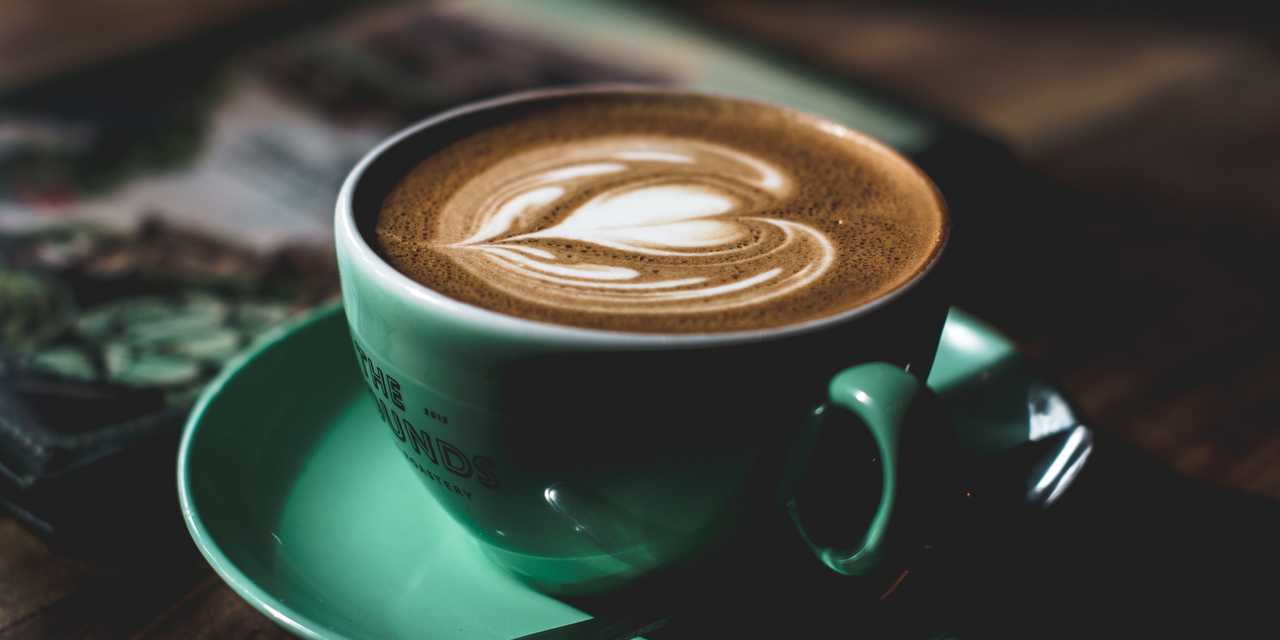 Cappuccino med ett hjärta i mjölken